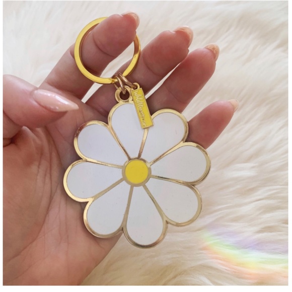 Yellow, Gold, White Metal Daisy Enamel Keychain Wildflower & Co, boho, nice size - Picture 2 of 3